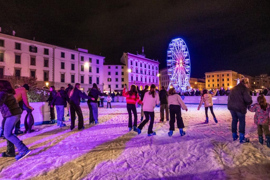 Pista del ghiaccio e Mercatino di Natale in piazza