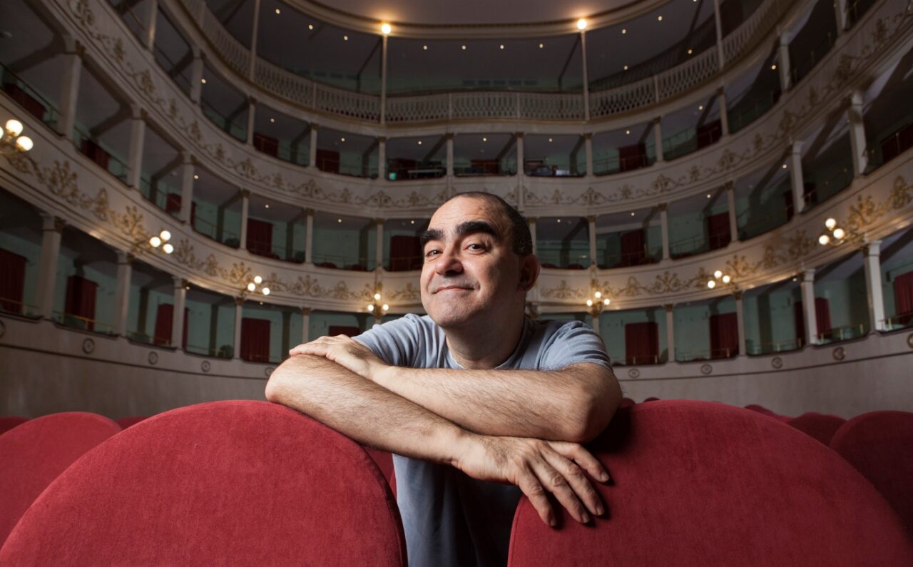 Elio in LARGO AL FACTOTUM E… AL VERISMO!