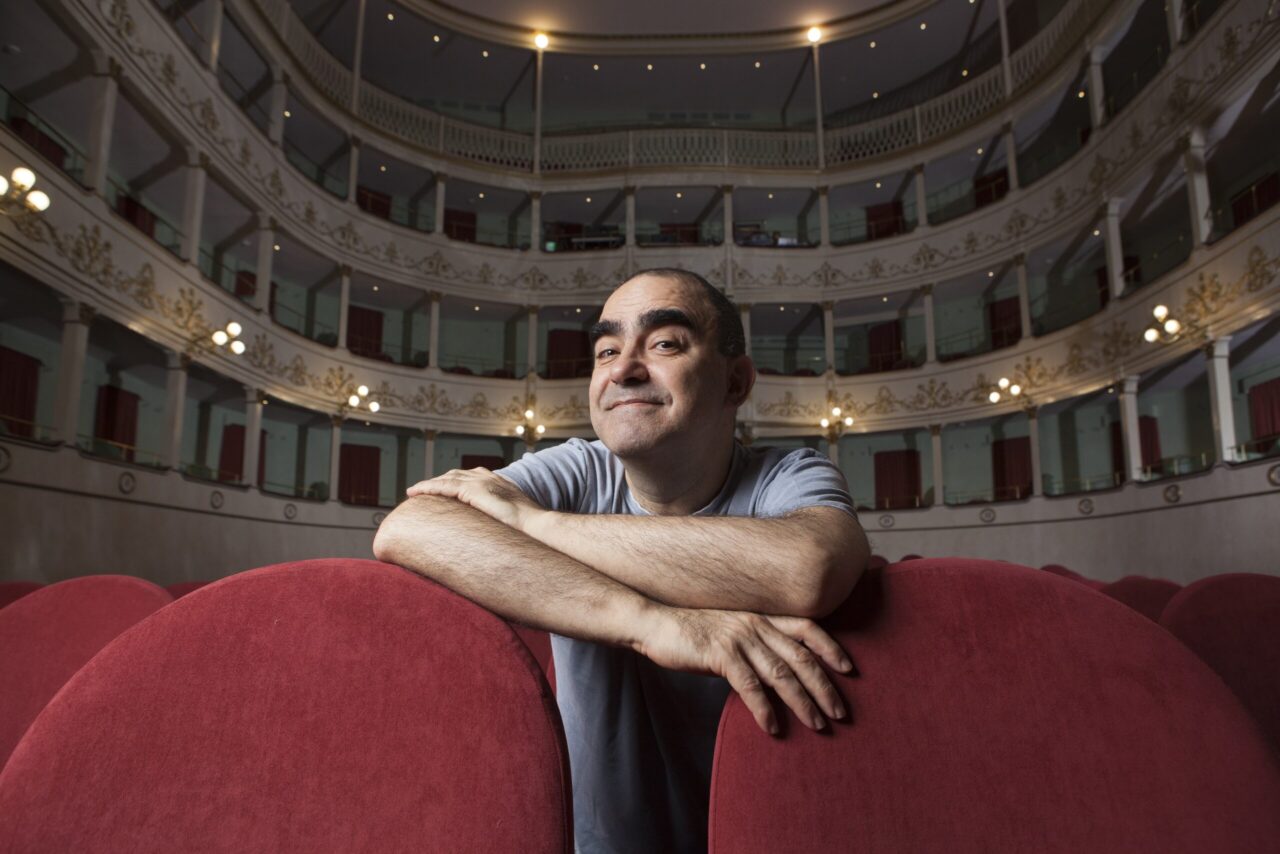 Elio in “Largo al Factotum… e al Verismo!”