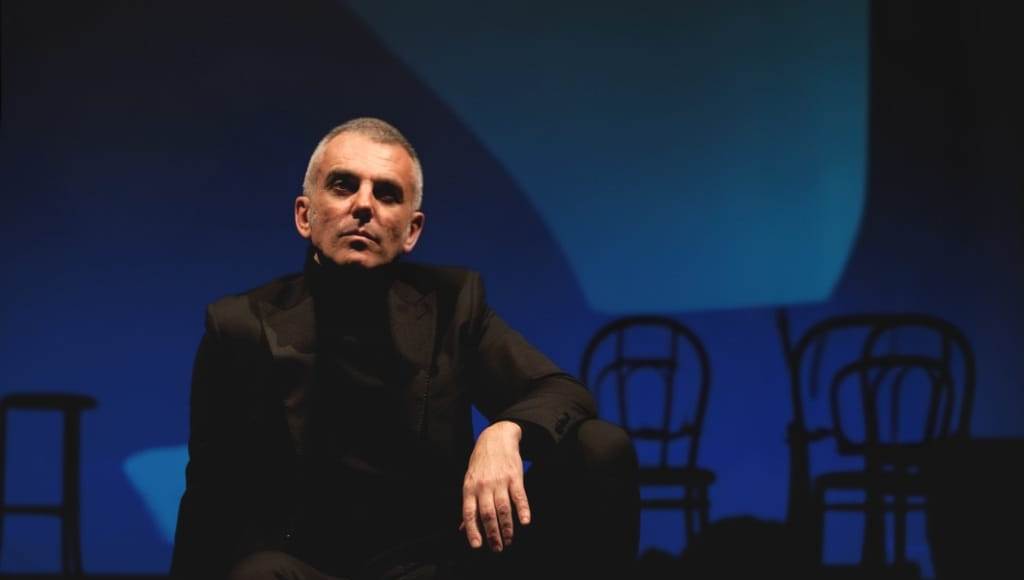 Federico Buffa in “OTTO INFINITO Vita e morte di un Mamba”