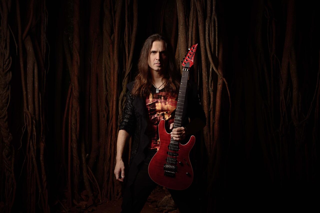 Al The Cage il grande chitarrista Kiko Loureiro