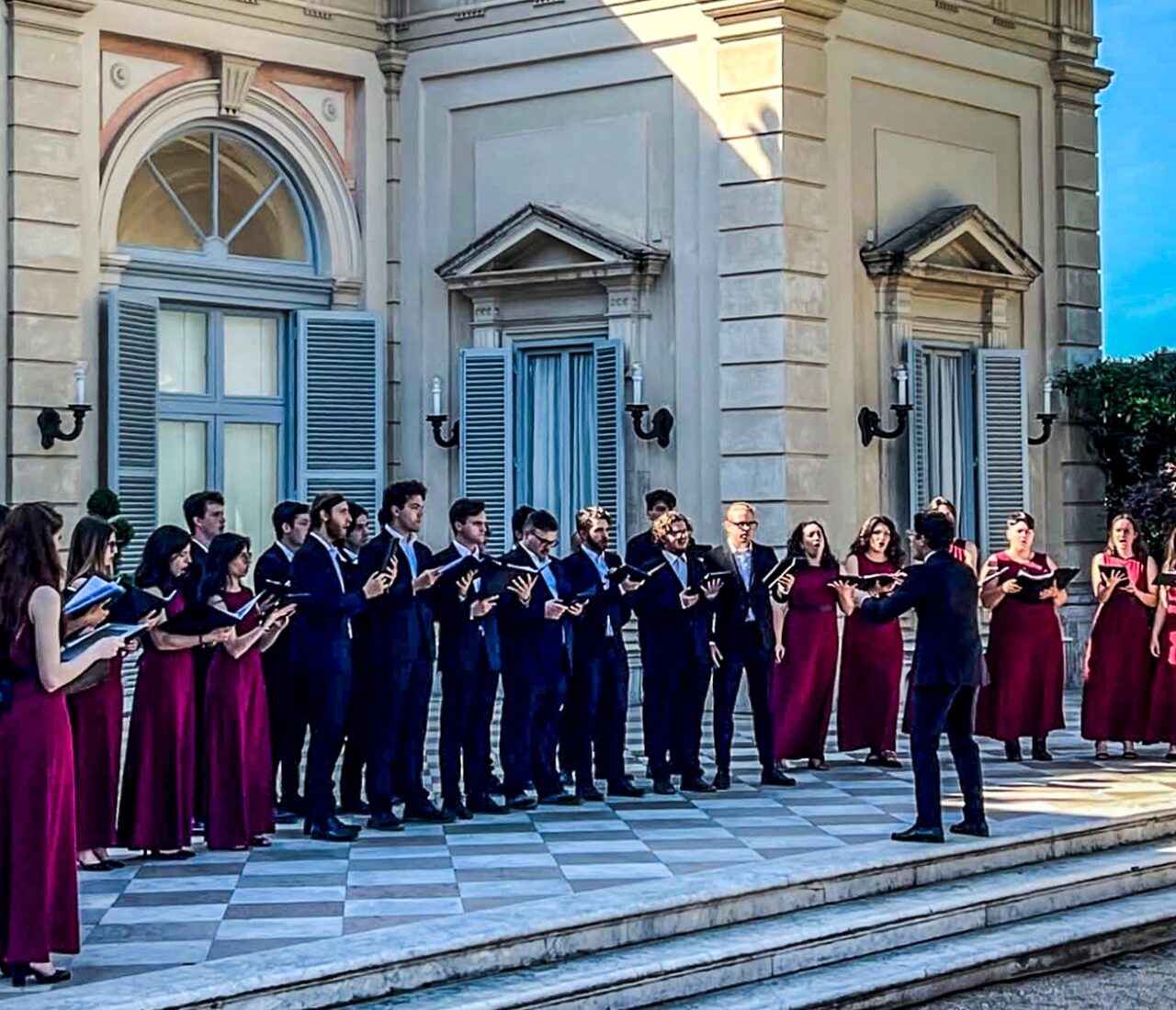 Il Coro Giovanile Toscano chiude fuori programma la Rassegna di Polifonia