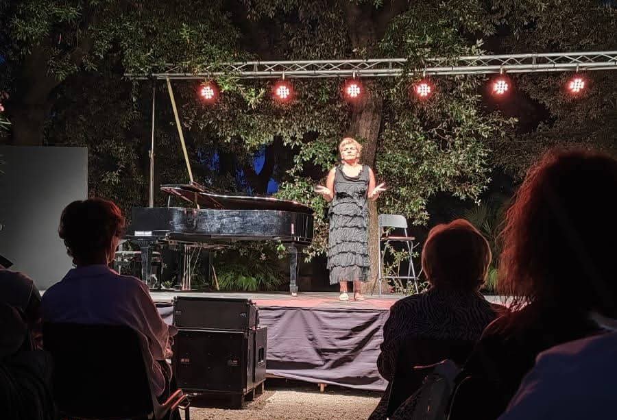 Paola Pasqui sul palco con il suo nuovo spettacolo “(ses)Santa Subito”