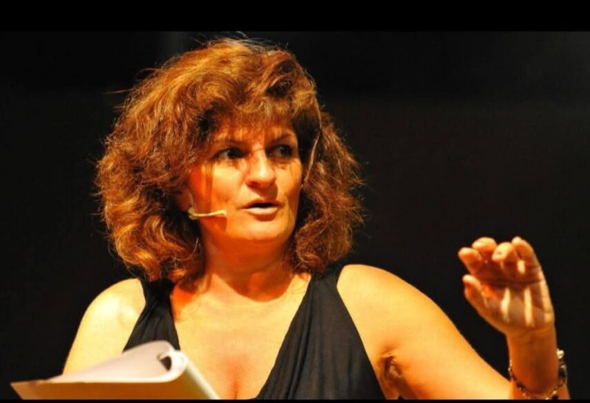 Paola Pasqui sul palco con il suo nuovo spettacolo “(ses)Santa Subito”